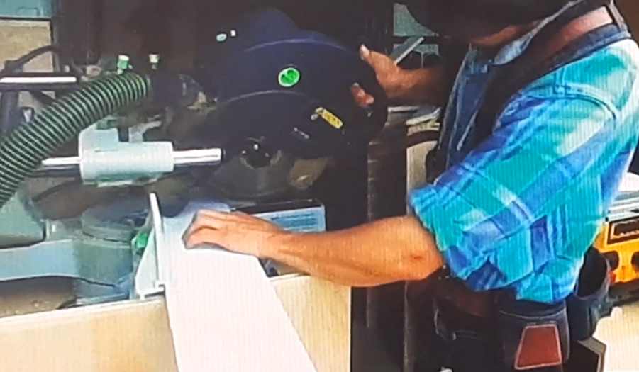Плотник имеющий в своем арсенале мобильную Мастерскую FESTOOL, на фото торцовочная пила Kapex в работе