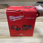 УДОБНЫЙ КОМПЛЕКТ! M18 BOS125-502B Аккумуляторная шлифовальная машина BOS125-0 плюс 2 аккумулятора B5 5.0 Ач и зарядное устройство M12-18 C в сумке MILWAUKEE 4933464229