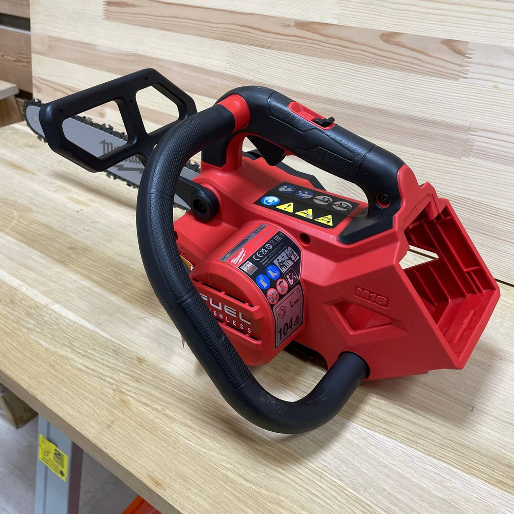 КОМПЛЕКТ M18 FUEL FTHCHS35-802: Аккумуляторная Цепная пила с верхней рукояткой 35 см FTHCHS35-0 с двумя Аккумуляторами HB8 8.0 Ач, Быстрозарядным устройством M12-18 FC Milwaukee 4933479589