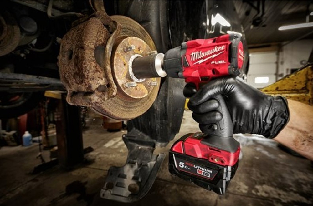 КОМПЛЕКТ! В кейсе M18 FUEL FMTIW2F12-502X: Аккумуляторный импульсный гайковерт FMTIW2F12-0 плюс 2 аккумулятора B5 5.0 А плюс зарядное устройство M12-18 FC MILWAUKEE 4933478450