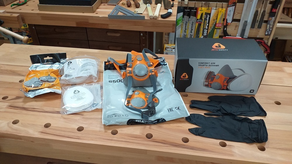Комплект защитный Jeta Safety 6500 : Полумаска 1 шт, фильтры A1 2 шт, предфильтры P2 4 шт, держатели 2 шт, перчатки нитриловые 1 пара, размер М 1292891