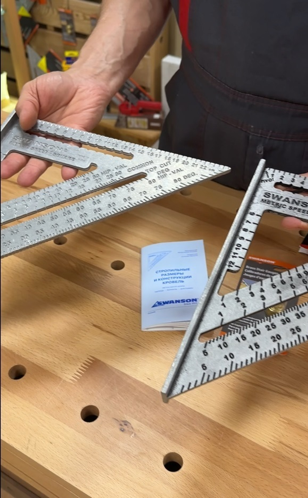 ХИТ! Угольник оригинальный метрический 250 мм для плотника и столяра Metric Speed Square Sw-250 с русской книжкой - инструкцией с Черной разметкой Swanson MT202-BLK