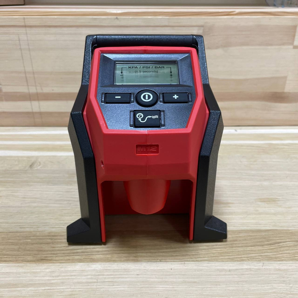 Легкий старт: Аккумуляторный компрессор Milwaukee M12 BI-0 для быстрого накачивания автомобильных, легких грузовиков и других компактных шин 4933464124