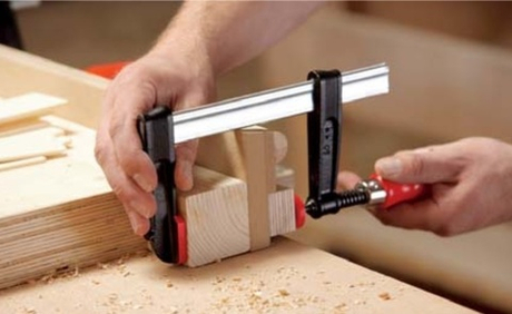 Струбцина из ковкого чугуна TPN 150/50, 5.5 кН с надежной деревянной ручкой BESSEY BE-TPN15B5BE