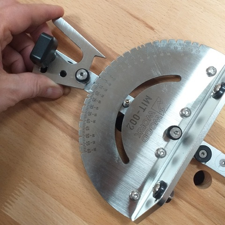 ЗИМА ДЕШЕВЛЕ ХИТ! Упор угловой с транспортиром для пиления и фрезерования с шагом 5 гр и углом 22,5 Пластиковая рукоятка WOODWORK MIT-002