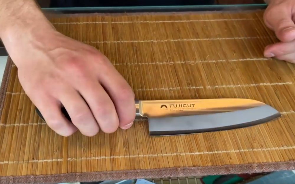 Новинка! Японский Кухонный Нож Шеф Сантоку Tojiro FUJI CUTLERY 16,5 см, сталь Mo-V, 3 слоя, рукоять полипропилен, заточка 6000 FC-1661