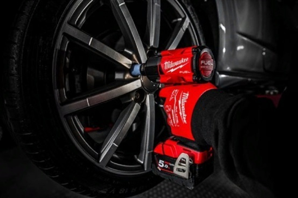 ХИТ КОМПЛЕКТ! В кейсе M18 FUEL FMTIW2P12-502X: Аккумуляторный гайковерт FMTIW2P12-0X плюс 2 Аккумулятора B5 5.0 Ач плюс Быстрозарядное устройство M12-18 FC MILWAUKEE 4933478453