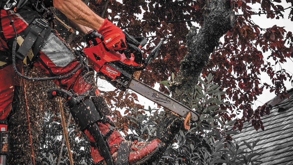 УДОБНЫЙ КОМПЛЕКТ! В кейсе M18 FUEL FTHCHS35-802: Аккумуляторная Цепная пила с верхней рукояткой 35 см FTHCHS35-0 с двумя Аккумуляторами HB8 8.0 Ач, Быстрозарядным устройством M12-18 FC Milwaukee 4933479589