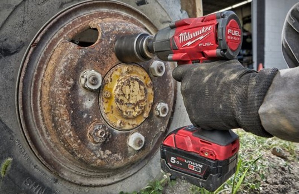 КОМПЛЕКТ! В кейсе M18 FUEL FMTIW2F12-502X: Аккумуляторный импульсный гайковерт FMTIW2F12-0 плюс 2 аккумулятора B5 5.0 А плюс зарядное устройство M12-18 FC MILWAUKEE 4933478450