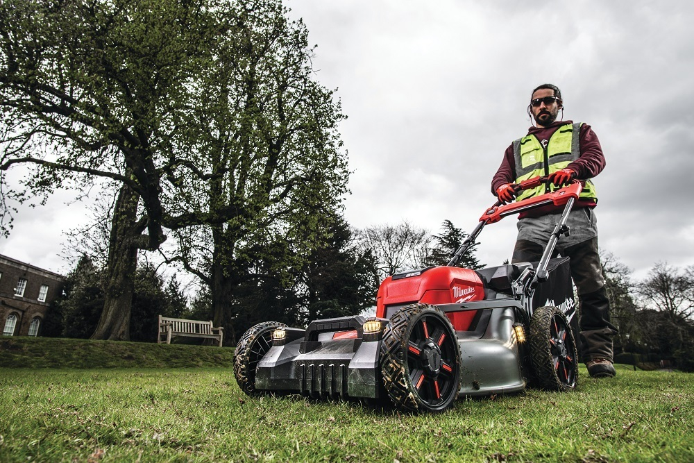 АКЦИЯ ОСЕННИЙ САД! КОМПЛЕКТ: 2-х аккумуляторная самоходная газонокосилка Milwaukee M18 FUEL F2LM53-0, ДВА Аккумулятора FB12 FORGE, Зарядное устройство M18 DBSC 4933479584-K