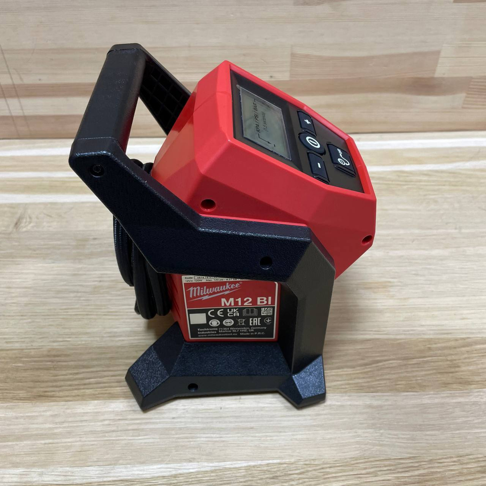 Легкий старт: Аккумуляторный компрессор Milwaukee M12 BI-0 для быстрого накачивания автомобильных, легких грузовиков и других компактных шин 4933464124