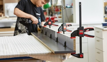 ХИТ! Струбцина пистолетного типа 2,7 кН 150 мм x 80 мм распор 160 - 300 мм BESSEY BE-EZL15-8