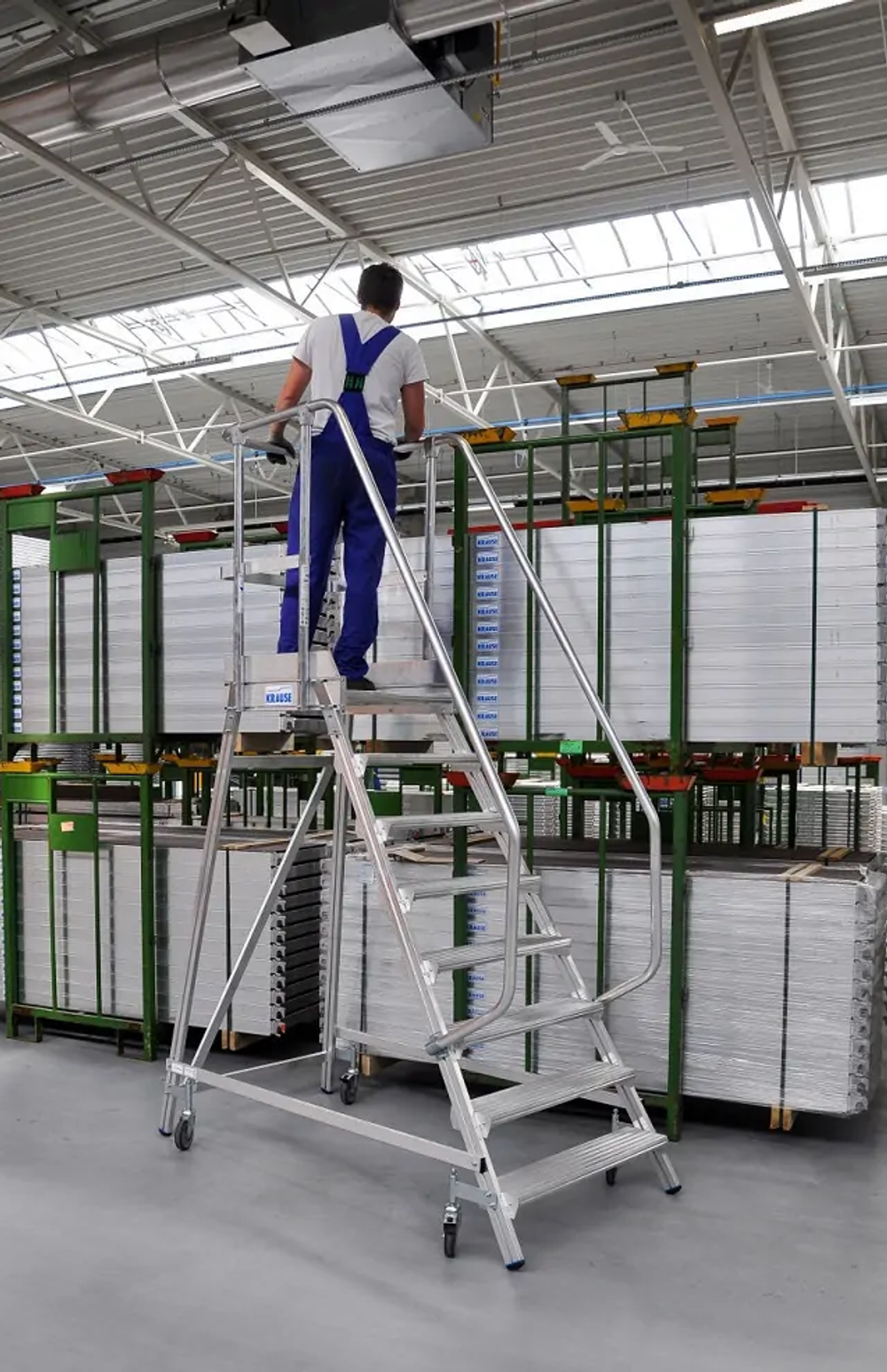 Новинка! Односторонняя передвижная лестница с платформой KRAUSE STABILO 8 ступеней с плинтусом и высоким поручнем 821188