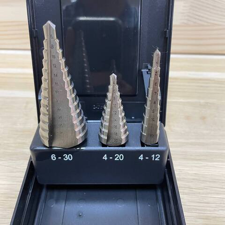 Новинка! Набор из 3 сверл ступенчатых по металлу ZALTAR HSS, Gr.1/2/3 D 4-12, 4-20, 6-30 мм прямая канавка, трехплоскостной хвостовик ZA-05332