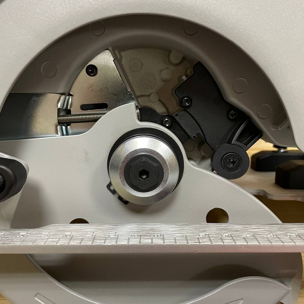 УДОБНЫЙ КОМПЛЕКТ ХИТ! Аккумуляторная циркулярная пила (бесщеточный двигатель) 18 FUEL MILWAUKEE MBLCS66-0 Li-Ion 5Ач по дереву и пластику ПЛЮС 2 аккумулятора B5 5.0 Ач ПЛЮС зарядное устройство M12-18 FC в кейсе BLCS66-502X 4933464590