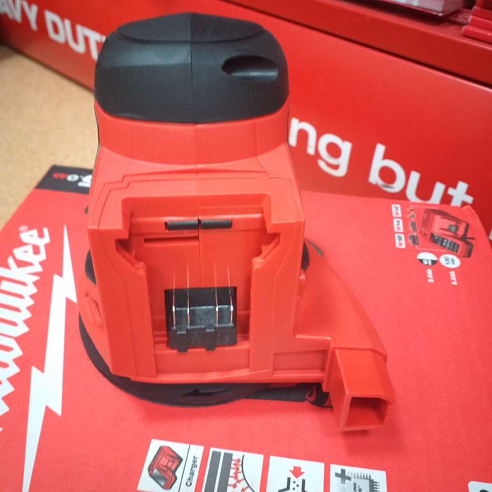 УДОБНЫЙ КОМПЛЕКТ! M18 BOS125-502B Аккумуляторная шлифовальная машина BOS125-0 плюс 2 аккумулятора B5 5.0 Ач и зарядное устройство M12-18 C в сумке MILWAUKEE 4933464229