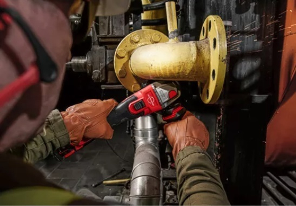 ХИТ! Комплект M18 FUEL Аккумуляторная углошлифовальная машина УШМ, 2 шт Аккумулятора B5 5 Ач, Зарядное устройство M12 - 18 FC в кейсе MILWAUKEE FSAG125XB-502X 4933478430
