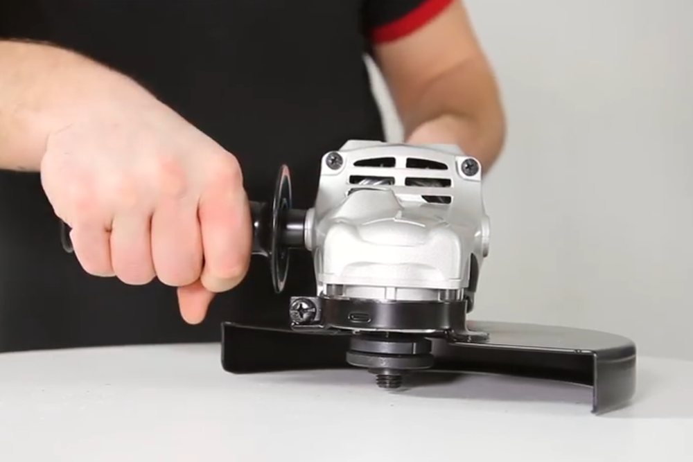 Новинка! Угловая шлифмашина УШМ Болгарка электрическая (сетевая) Makita 220В 2 кВт, диск 230 / 22,2 мм, для резки мелких труб и шлифования поверхностей GA9050