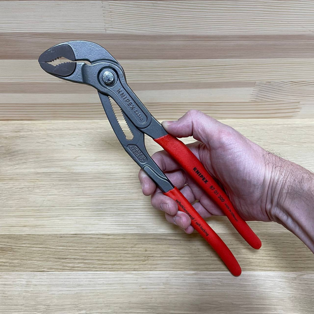 ХИТ! Клещи переставные COBRA 300 мм (Ключ "КОБРА"), зев 70 мм, фосфатированные, обливные ручки, 87 01 300, KNIPEX KN-8701300