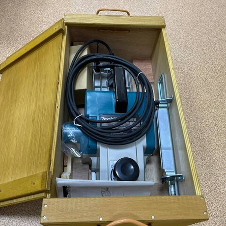 ХИТ! Электрический рубанок столярный Makita 1,2 кВт, ширина обработки 170 мм, глубина 2 мм, в деревянном кейсе 1806B