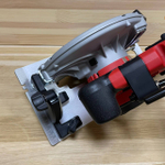 УДОБНЫЙ КОМПЛЕКТ ХИТ! Аккумуляторная циркулярная пила (бесщеточный двигатель) 18 FUEL MILWAUKEE MBLCS66-0 Li-Ion 5Ач по дереву и пластику ПЛЮС 2 аккумулятора B5 5.0 Ач ПЛЮС зарядное устройство M12-18 FC в кейсе BLCS66-502X 4933464590