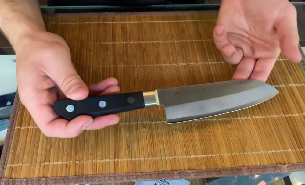 Новинка! Японский Кухонный Нож Шеф Сантоку Tojiro FUJI CUTLERY 16,5 см, сталь Mo-V, 3 слоя, рукоять полипропилен, заточка 6000 FC-1661