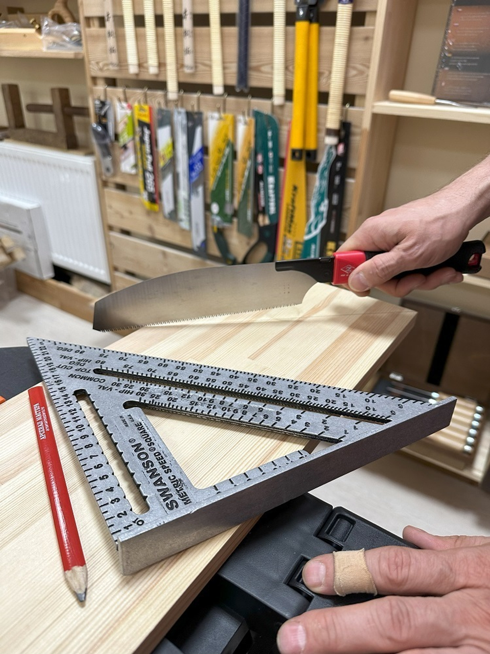 ХИТ! Угольник оригинальный метрический 250 мм для плотника и столяра Metric Speed Square Sw-250 с русской книжкой - инструкцией с Черной разметкой Swanson MT202-BLK