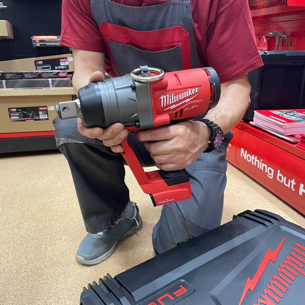 УДОБНЫЙ КОМПЛЕКТ! M18 FUEL ONEFHIWF1-802X Высокомоментный импульсный гайковерт ONEFHIWF1-0 с фиксацией фрикционным кольцом ПЛЮС ДВА Аккумулятора M18 FB8 8.0 Ач FORGE и Быстрое зарядное устройство M12-18 FC, в кейсе Milwaukee 4933499254