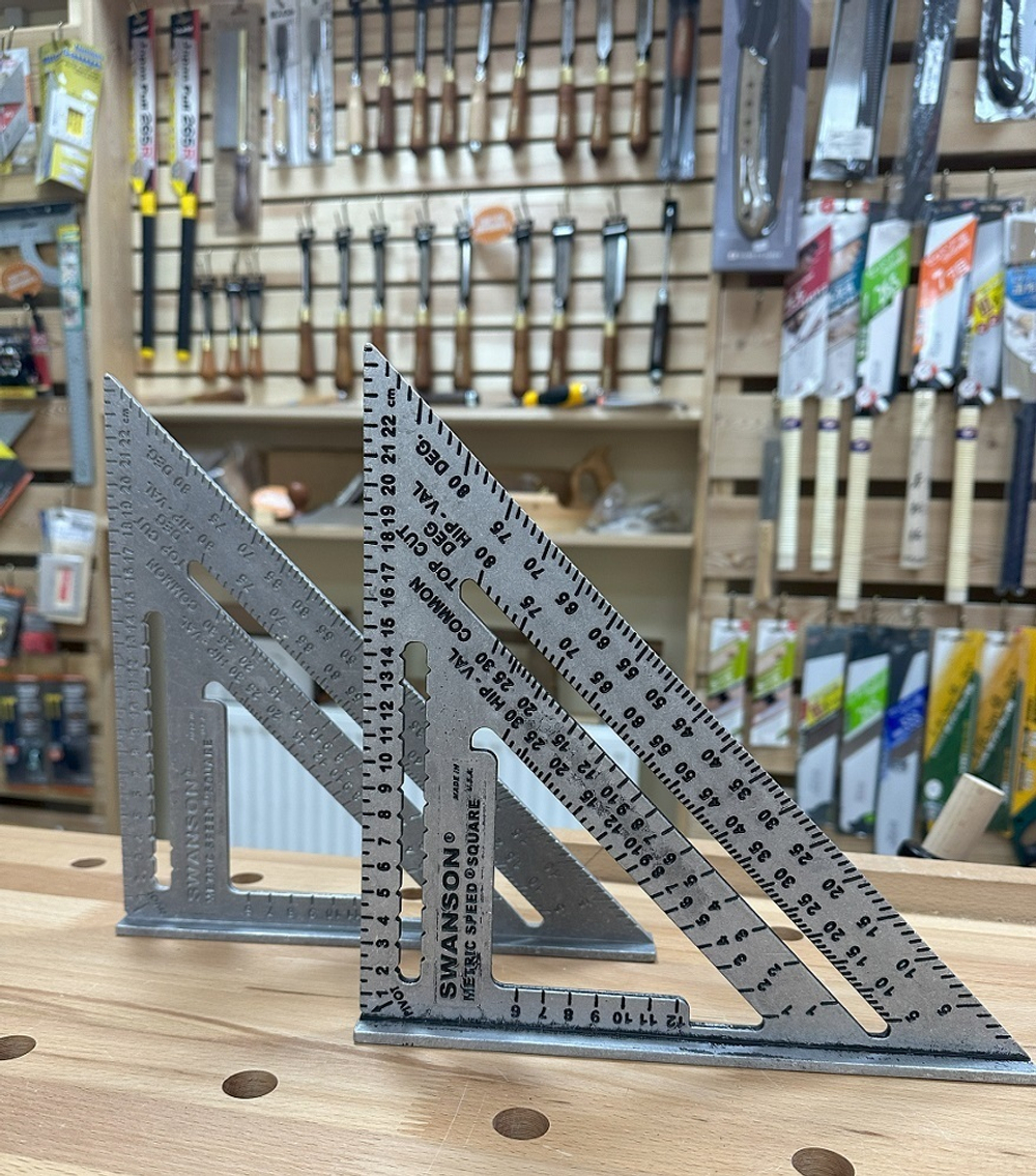 ХИТ! Угольник оригинальный метрический 250 мм для плотника и столяра Metric Speed Square Sw-250 с русской книжкой - инструкцией с Черной разметкой Swanson MT202-BLK