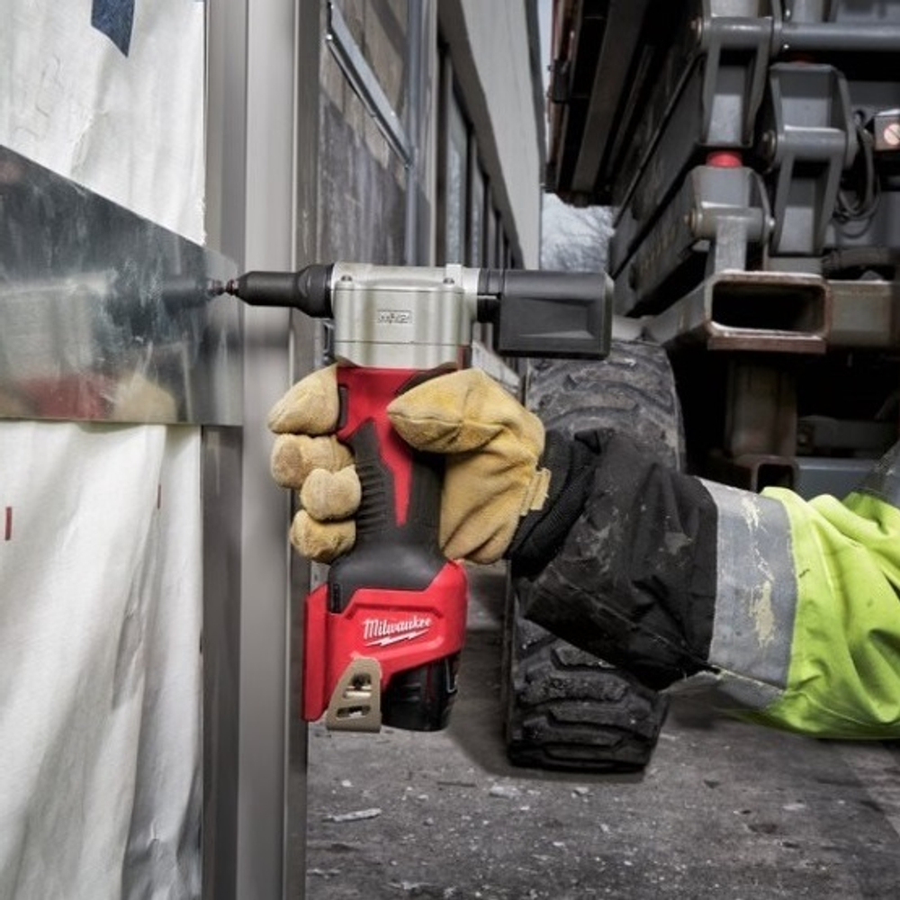 Легкий старт: Аккумуляторный заклепочник MILWAUKEE M12 BPRT-0 4933464404