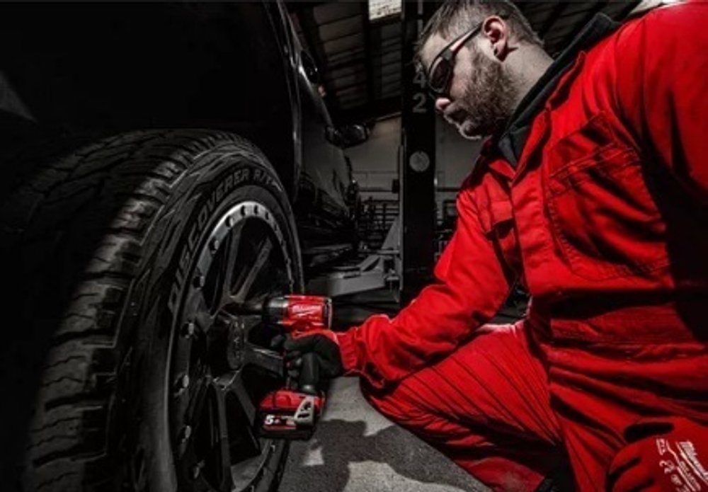 ХИТ! Легкий старт: Аккумуляторный импульсный гайковерт Milwaukee M18 FUEL FMTIW2F12-0X 4933478449