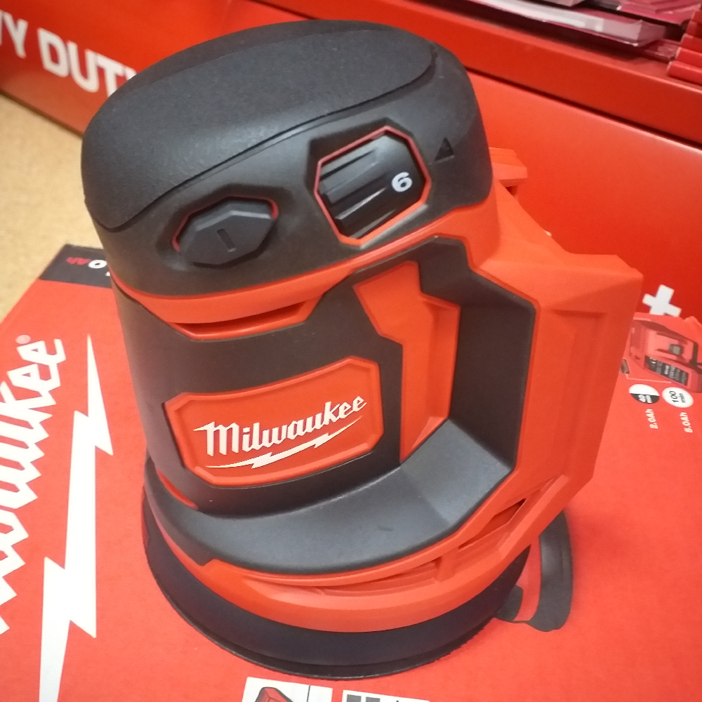 Новинка! Легкий старт: Аккумуляторная шлифовальная машина MILWAUKEE M18 BOS125-0, орбита 2,4 мм, подошва 125 мм 4933464228