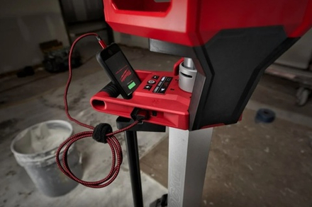 Легкий старт: Аккумуляторная высокомощная мачта освещения с функцией зарядного устройства M18 HOSALC-0, возможна зарядка от сети Milwaukee 4933478116