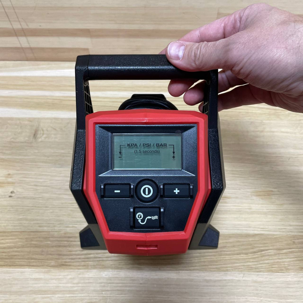 Легкий старт: Аккумуляторный компрессор Milwaukee M12 BI-0 для быстрого накачивания автомобильных, легких грузовиков и других компактных шин 4933464124