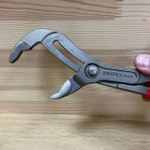 ХИТ! Клещи переставные COBRA 300 мм (Ключ "КОБРА"), зев 70 мм, фосфатированные, обливные ручки, 87 01 300, KNIPEX KN-8701300