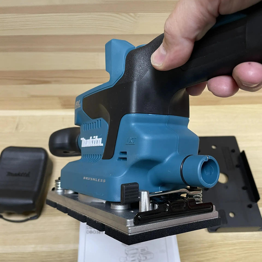 ХИТ! Аккумуляторная шлифовальная машина плоскошлифовальная Makita LXT, BL, 18 В, XPT, 93 x 228 мм, 4000-12000 об/мин, амплитуда 2.0 мм, пылесборник, зажим DBO380Z