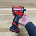 УДОБНЫЙ КОМПЛЕКТ ХИТ! M12 FUEL FCIWF12G3-502X Аккумуляторный гайковерт импульсный плюс 2 аккумулятора M12 HB5 и зарядное устройство C12 C, в кейсе MILWAUKEE 4933493455