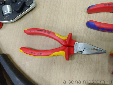 Плоскогубцы комбинированные остроконечные с удлинёнными губками VDE 145 мм (Пассатижи удлиненные) хром, 2-комп ручки 08 26 145 KNIPEX KN-0826145