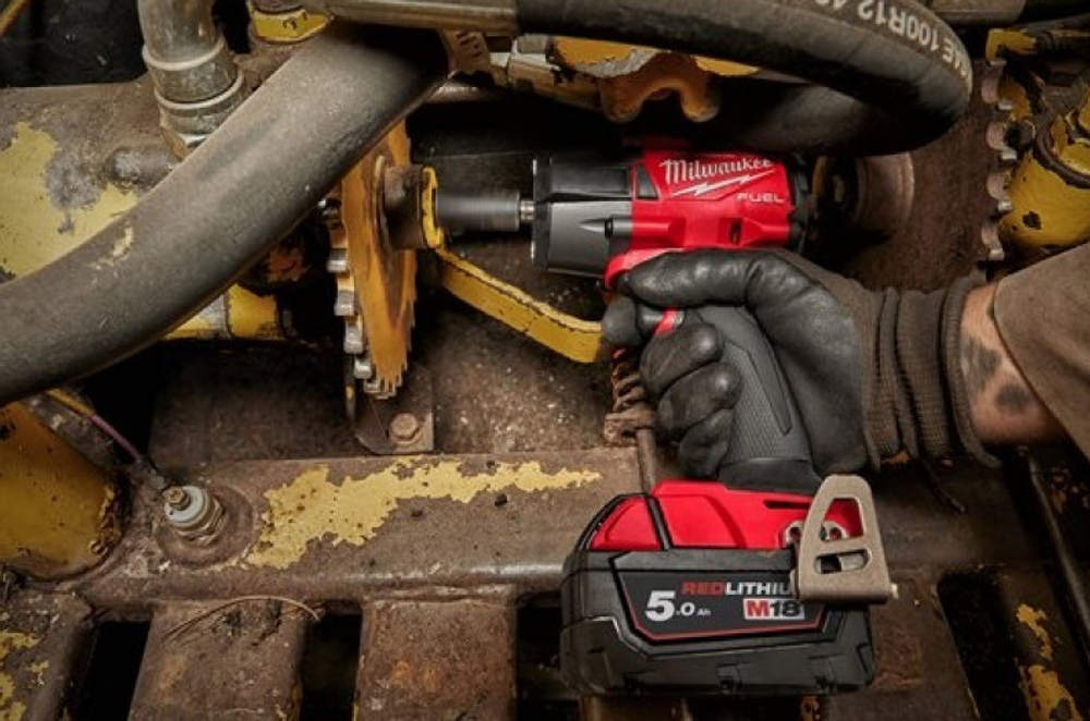 КОМПЛЕКТ! В кейсе M18 FUEL FMTIW2F12-502X: Аккумуляторный импульсный гайковерт FMTIW2F12-0 плюс 2 аккумулятора B5 5.0 А плюс зарядное устройство M12-18 FC MILWAUKEE 4933478450