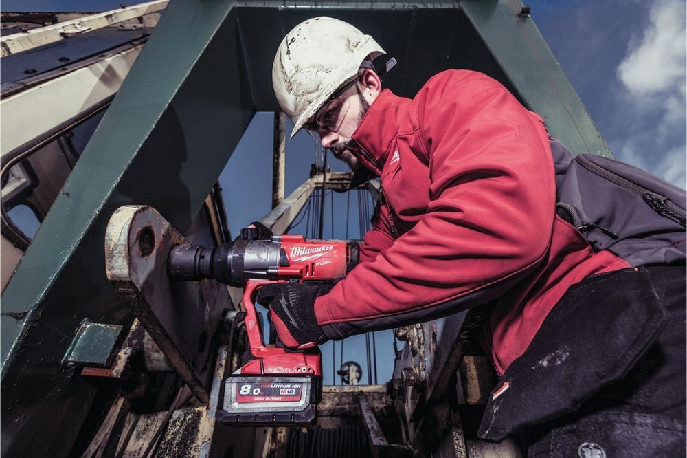 КОМПЛЕКТ! В кейсе M18 FUEL ONEFHIWF1-802X: Аккумуляторный высокомоментный импульсный гайковерт ONEFHIWF1-0 ONE-KEY 1 плюс 2 Аккумулятора HB8 8.0 Ач и Быстрозарядное устройство M12-18 FC MILWAUKEE 4933459733