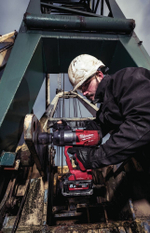 УДОБНЫЙ КОМПЛЕКТ! M18 FUEL ONEFHIWF1-802X Высокомоментный импульсный гайковерт ONEFHIWF1-0 с фиксацией фрикционным кольцом ПЛЮС ДВА Аккумулятора M18 FB8 8.0 Ач FORGE и Быстрое зарядное устройство M12-18 FC, в кейсе Milwaukee 4933499254