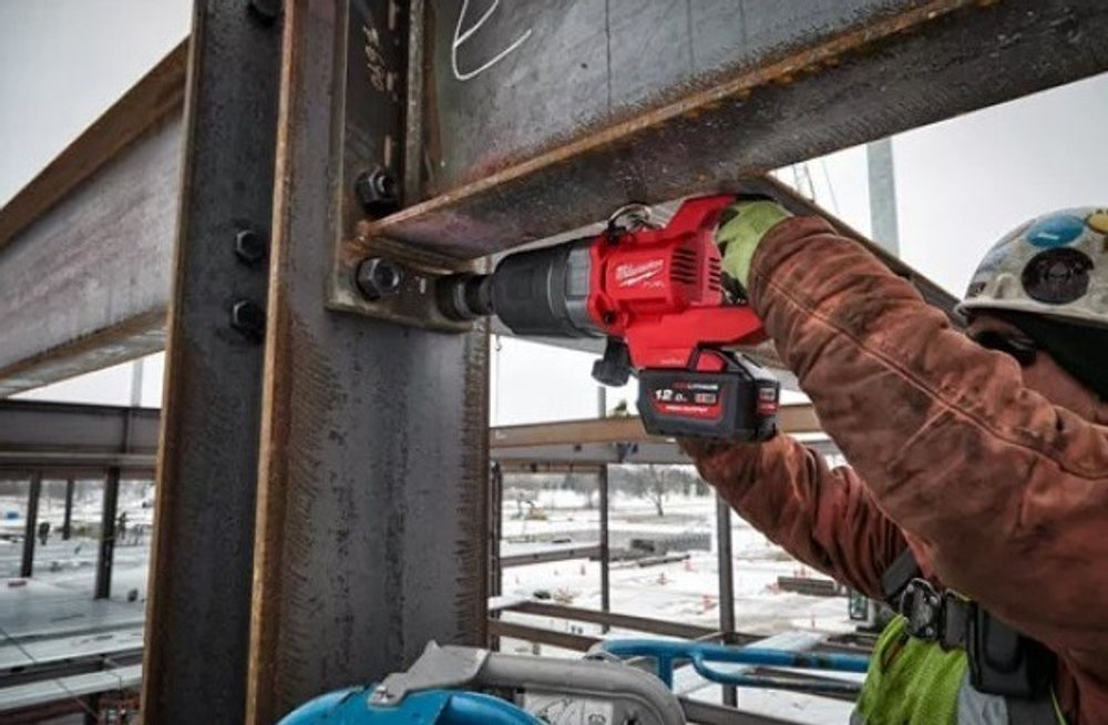 УДОБНЫЙ КОМПЛЕКТ ХИТ! В кейсе M18 FUEL Аккумуляторный высокомоментный ударный гайковерт ONEFHIWF1DS-121C плюс Аккумулятор HB 12.0 Ач и Быстрое зарядное устройство M12-18 FC MILWAUKEE 4933472072