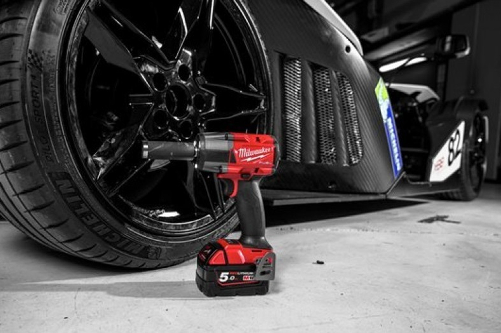 КОМПЛЕКТ! В кейсе M18 FUEL FMTIW2F12-502X: Аккумуляторный импульсный гайковерт FMTIW2F12-0 плюс 2 аккумулятора B5 5.0 А плюс зарядное устройство M12-18 FC MILWAUKEE 4933478450