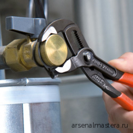 ХИТ! Ключ "КОБРА" 150 мм (высокотехнологичные клещи переставные COBRA) зев 32 мм, фосфатированные, обливные ручки 87 01 150 KNIPEX KN-8701150