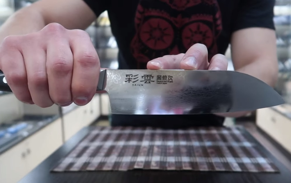 Шеф Нож японский кухонный Сантоку Kanetsugu Saiun Damascus длина лезвия 170 мм сталь VG-10 33 слоя, рукоять микарта, заточка 10000 Tojiro 9003