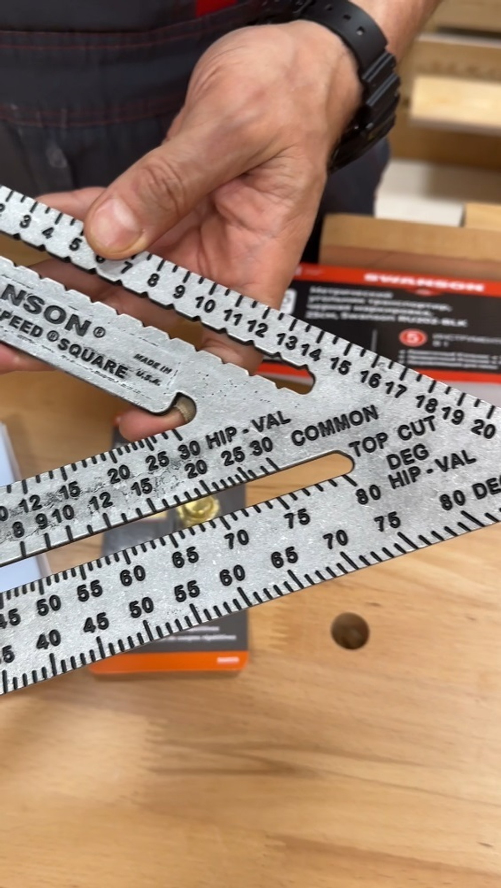 ХИТ! Угольник оригинальный метрический 250 мм для плотника и столяра Metric Speed Square Sw-250 с русской книжкой - инструкцией с Черной разметкой Swanson MT202-BLK