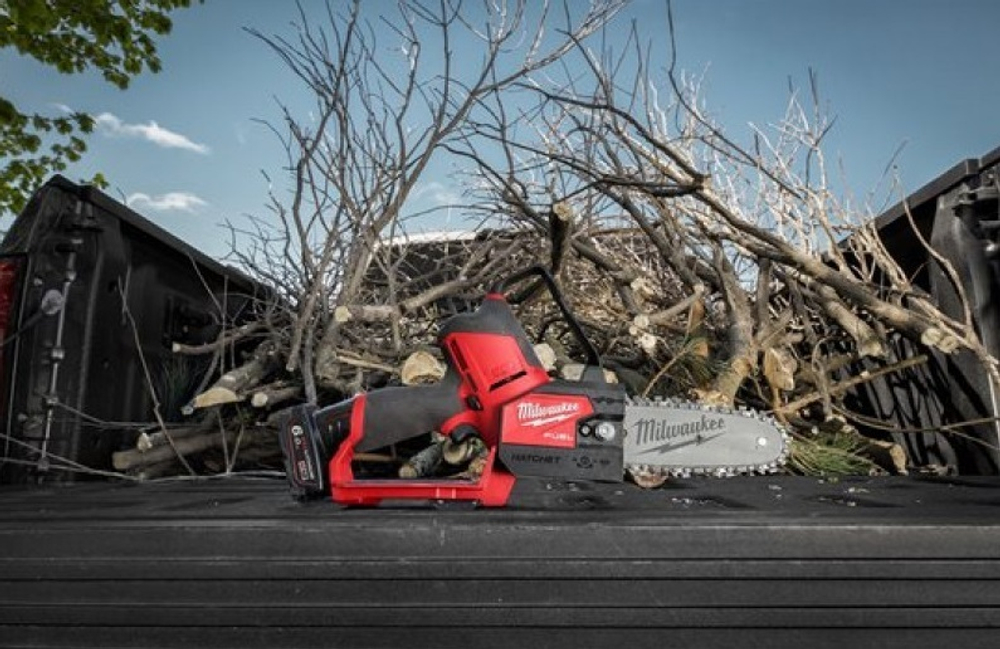 Легкий старт: Аккумуляторная цепная садовая пила Milwaukee M12 FUEL FHS-0 4933472211