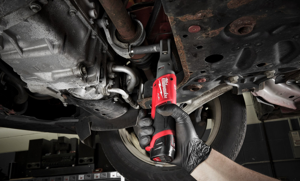 УДОБНЫЙ КОМПЛЕКТ! В сумке M12 FUEL FIR38-201B: 3/8 дюйм Аккумуляторная трещотка субкомпактная импульсная FIR38-0, Аккумулятор M12 B2 2.0 Ач, зарядное устройство C12 Milwaukee 4933459798