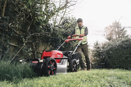 Легкий старт: Двухаккумуляторная самоходная газонокосилка M18 FUEL F2LM53-0 Травосборник 70 л Milwaukee 4933479584