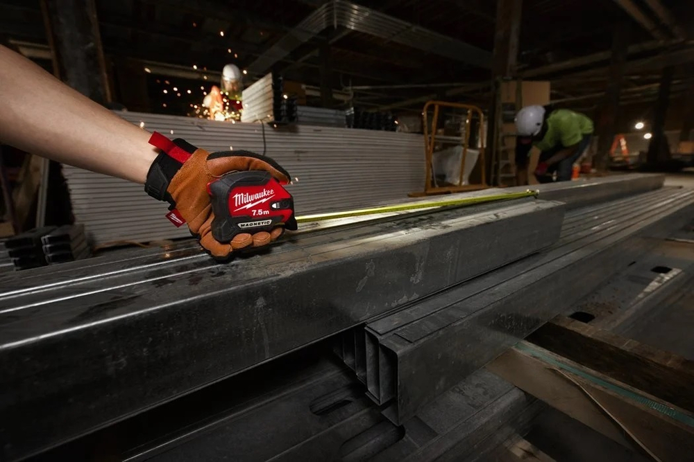 Новинка! Рулетка магнитная PREMIUM MAGNETIC GEN III 7,5 м LED подсветка, ширина полотна 30 мм MILWAUKEE 4932492469